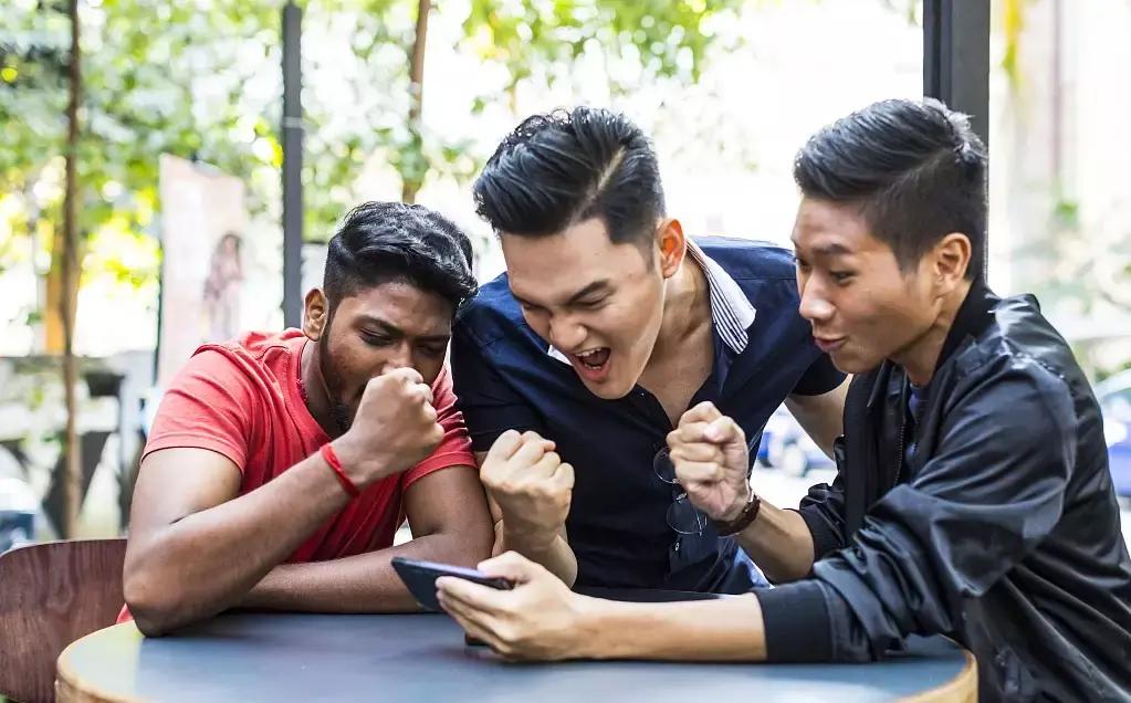 便携式充电宝好看实用容量大,便携高颜值大容量充电宝推荐