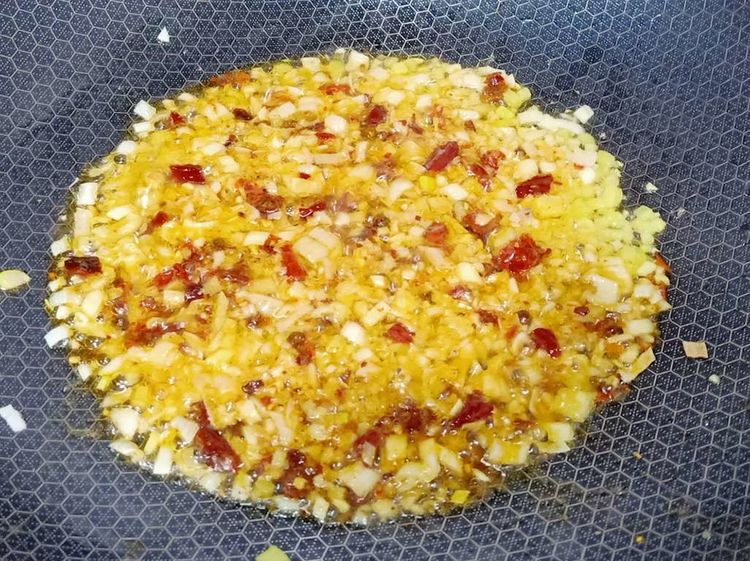 小河虾怎么炸又酥又脆配洋葱,小河虾怎么炸又酥又脆不回软