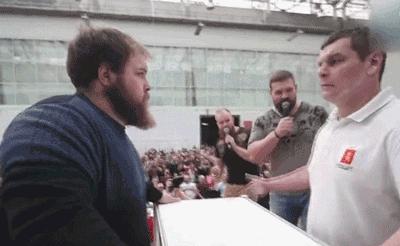 俄罗斯硬核扇脸比赛,不愧是战斗民族吵架差点要命