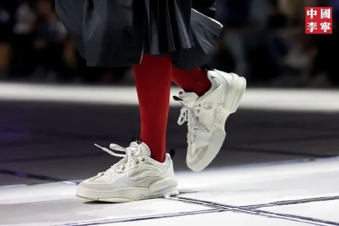 李宁sta联名跑鞋,李宁板鞋新之助