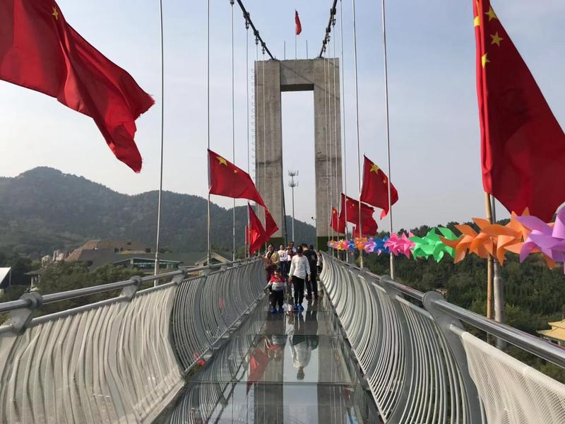 记者体验铁索吊桥,玻璃桥体验