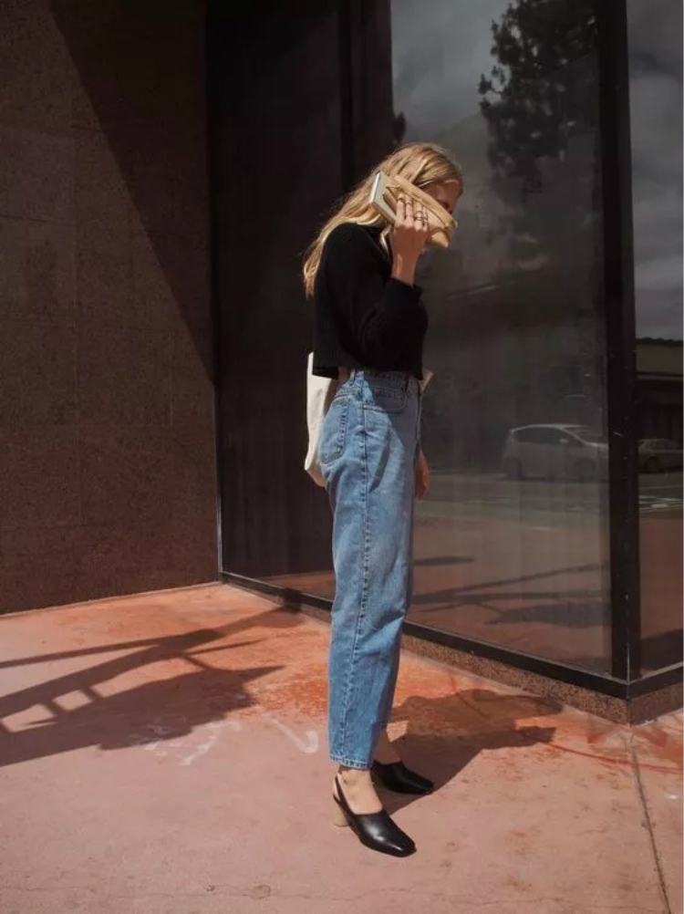 今年流行爆款裤子直筒牛仔裤,今年潮流一点的裤子牛仔裤