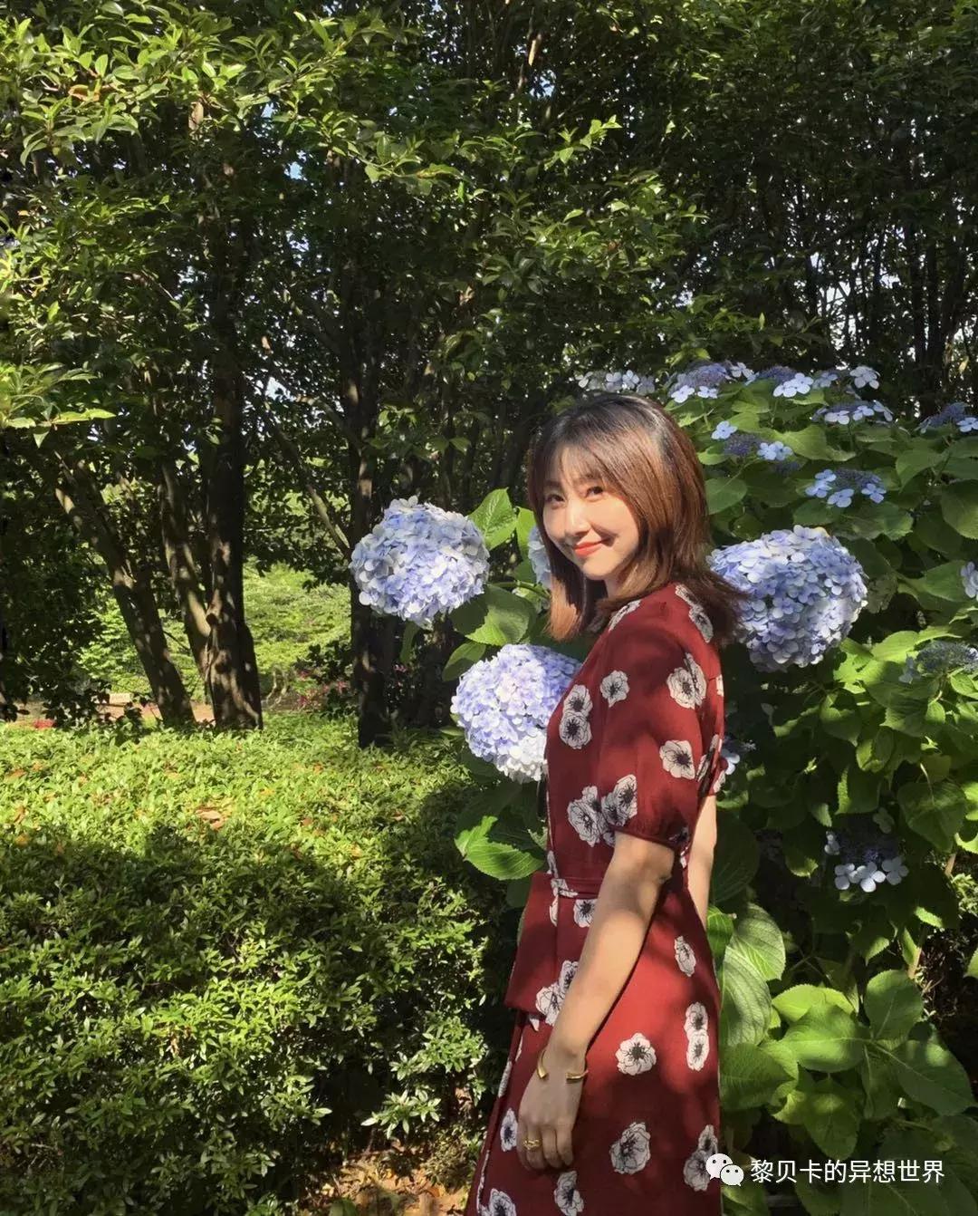 她们穿的连衣裙,她们穿的花裙子