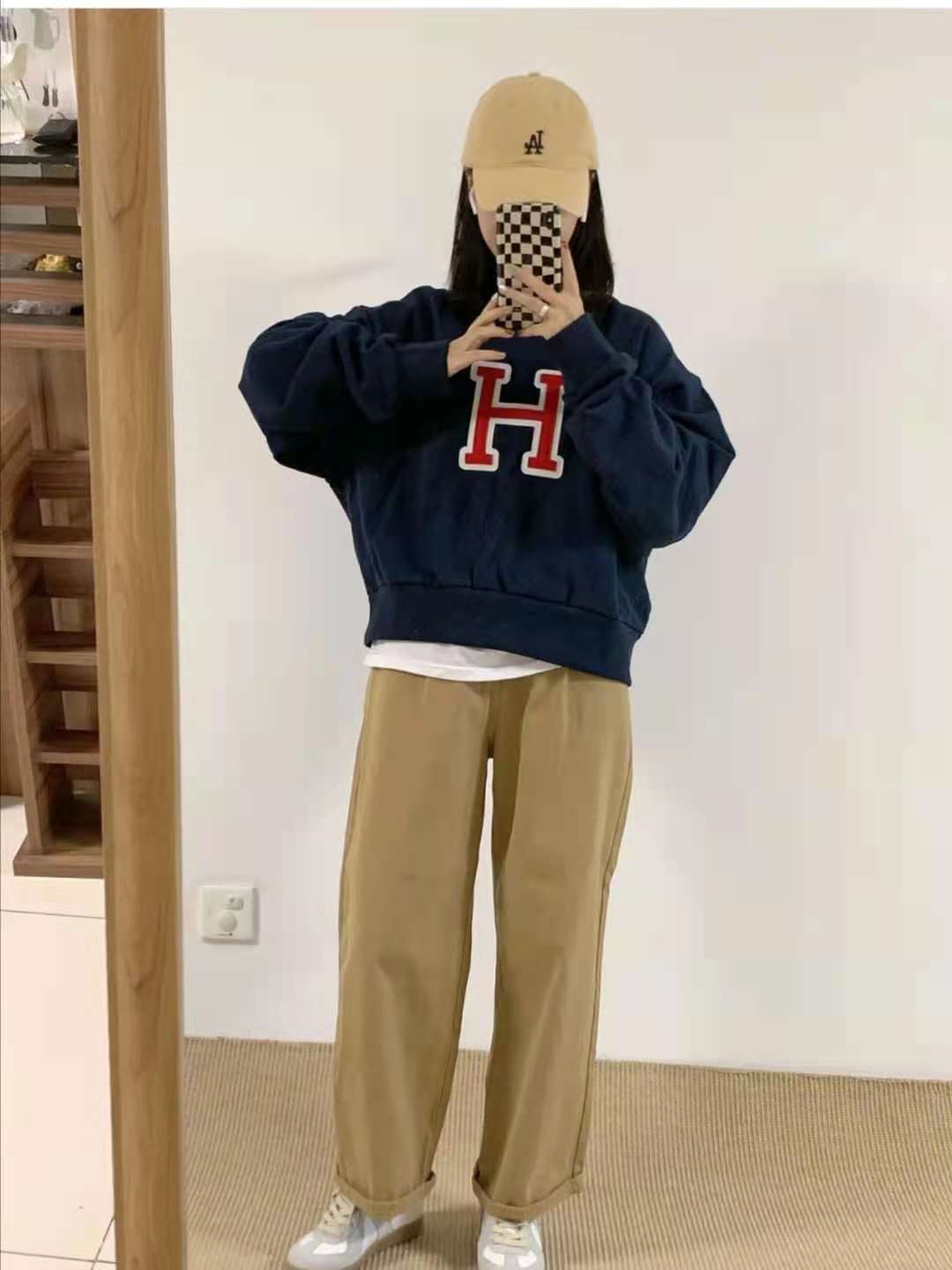 卡其色外套搭配什么颜色的裤子,女卡其色裤子搭配什么颜色上衣