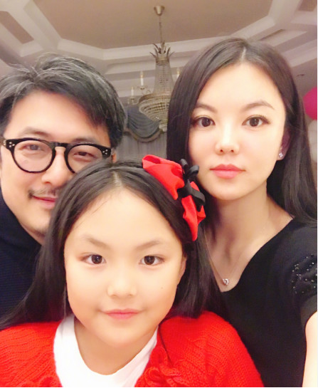 45岁就满头白发，李湘晒圣诞合照王岳伦满脸胡渣，白发多得认不出