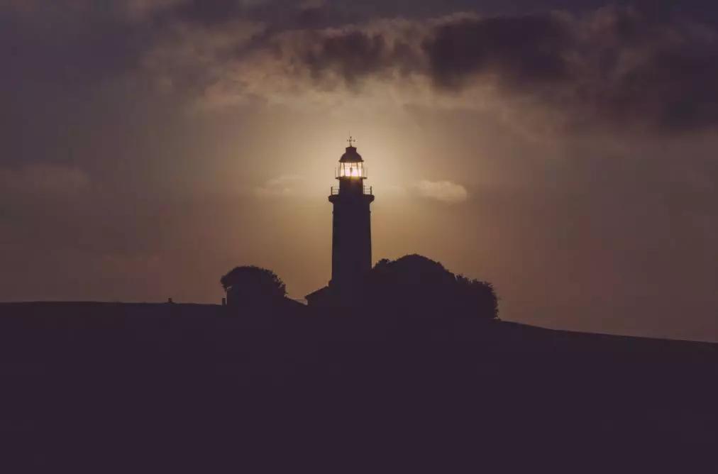 拉上明星站台,万里目难甩“售假”、“霸王条款”质疑