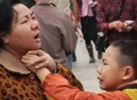 “求求你松手”，46岁妈妈遭12岁儿子掐喉咙，网友：父母没教育好