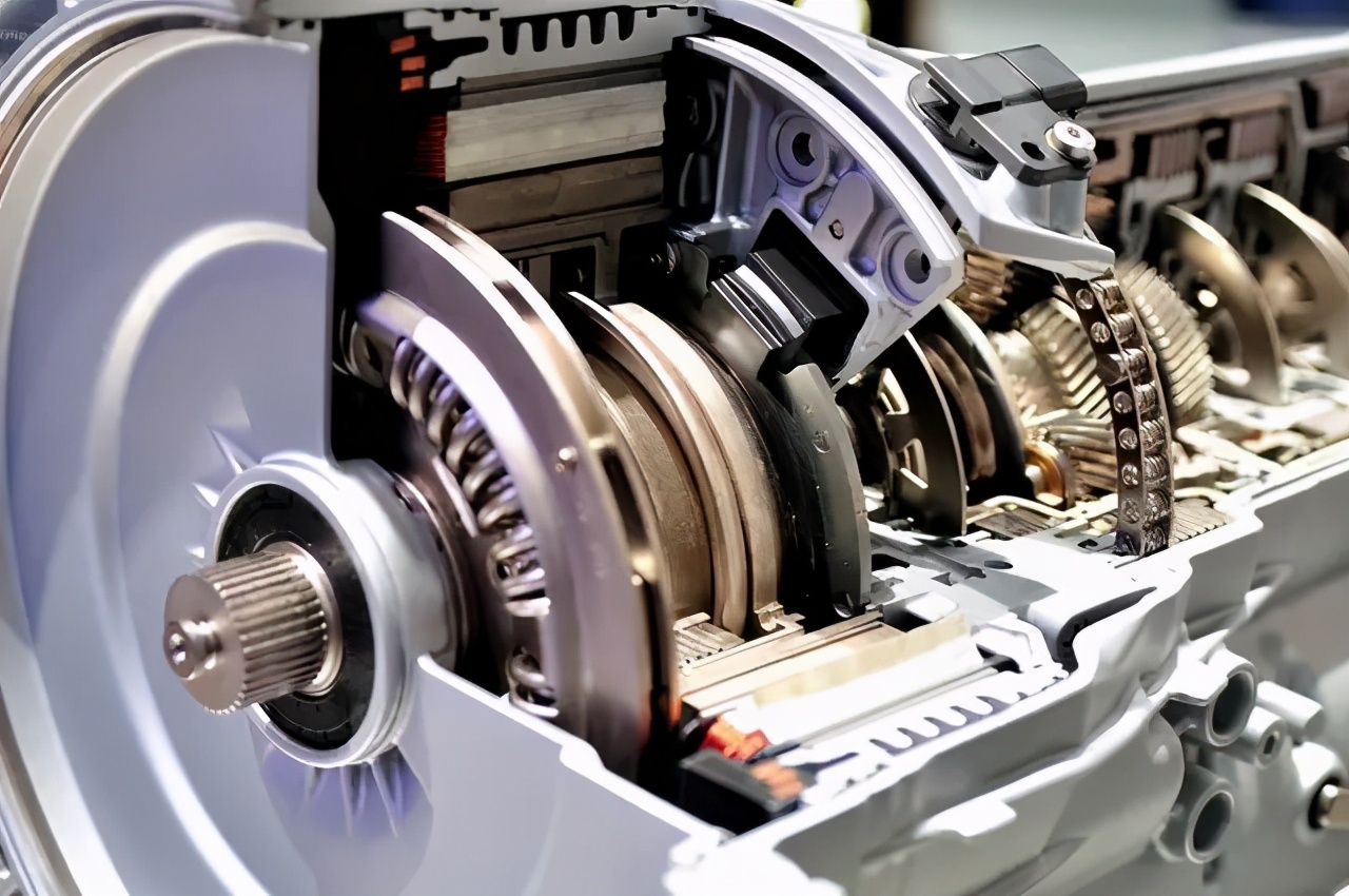 猛踩油门会让车失控吗,猛踩油门和轻踩油门哪个省油