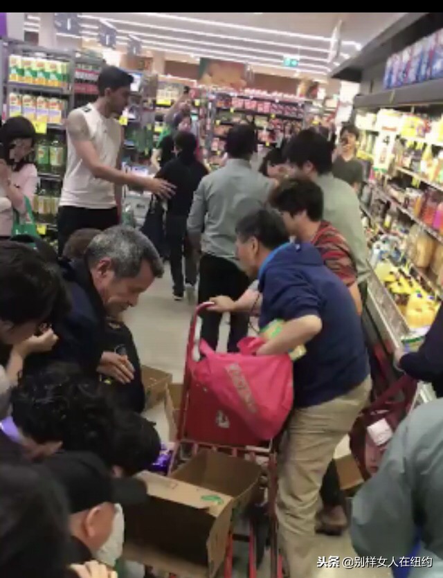 中国人在澳洲抢奶粉被打,中国人在澳大利亚疯抢奶粉