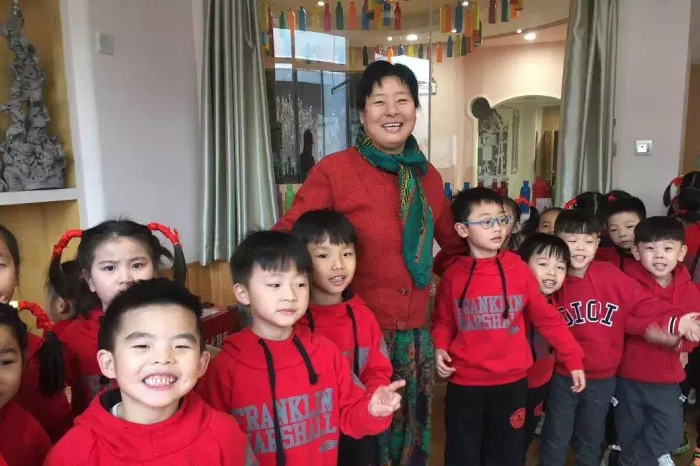 “西北奇葩”阳朵姥姥用报纸、碎布、树叶作画,惊艳!