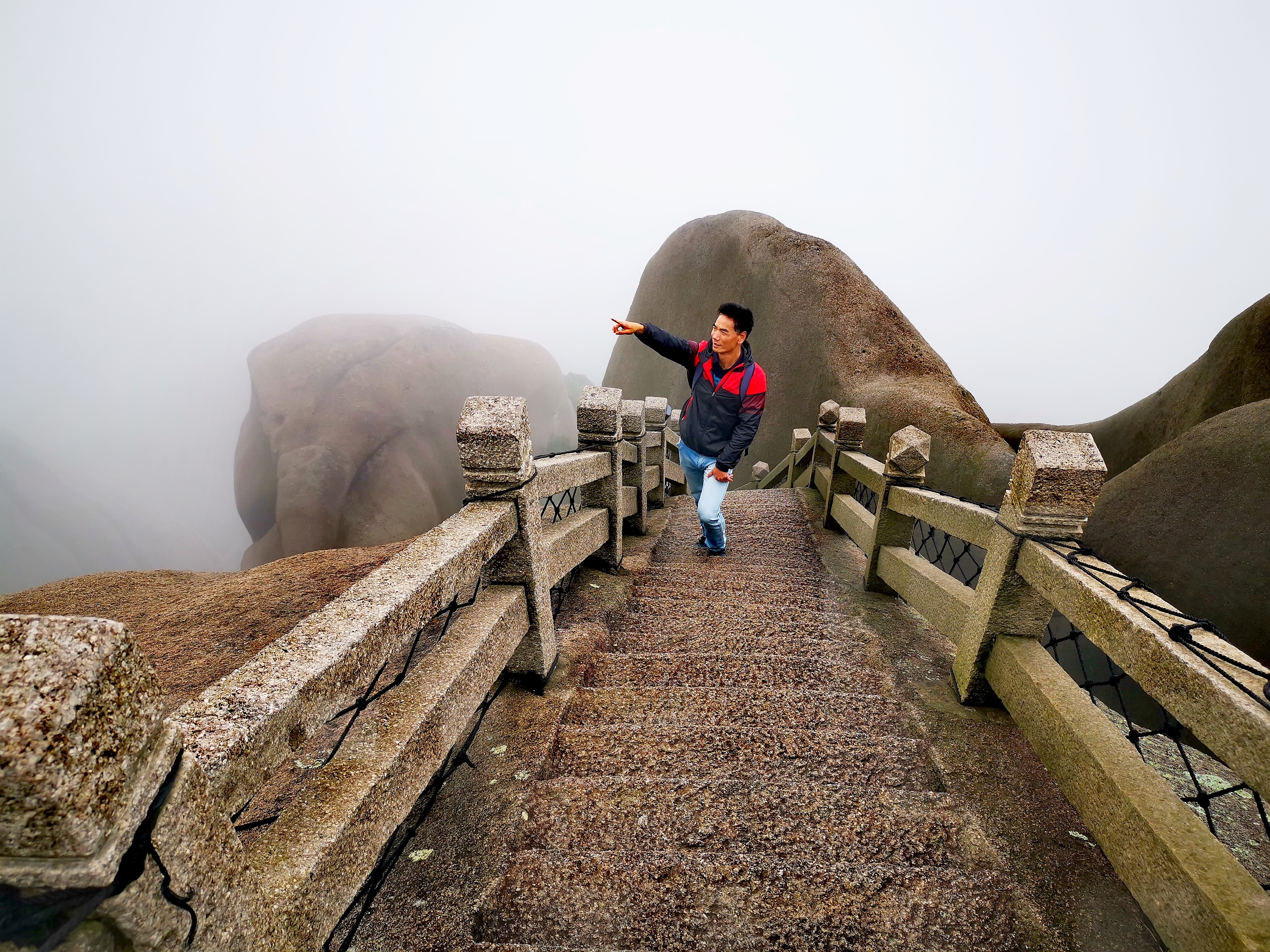 太姥山山顶日出,雨中的太姥山云雾缭绕