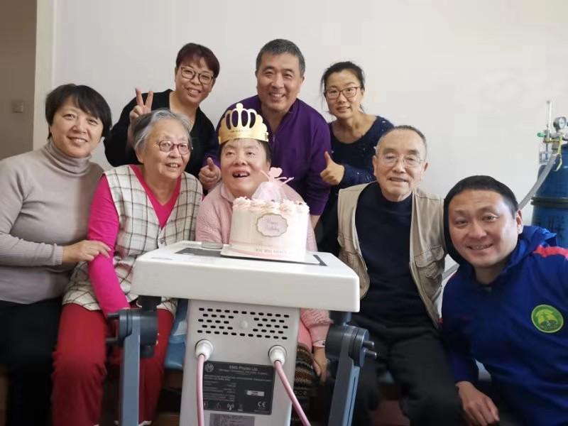 朱令案25年:中学班主任和同学陪过46岁生日,每天康复训练,一家人认真经营简单生活,怕等不到真相和审判