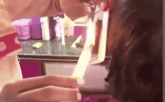 女性自己在家剪头发视频,中年妇女自己在家剪头发