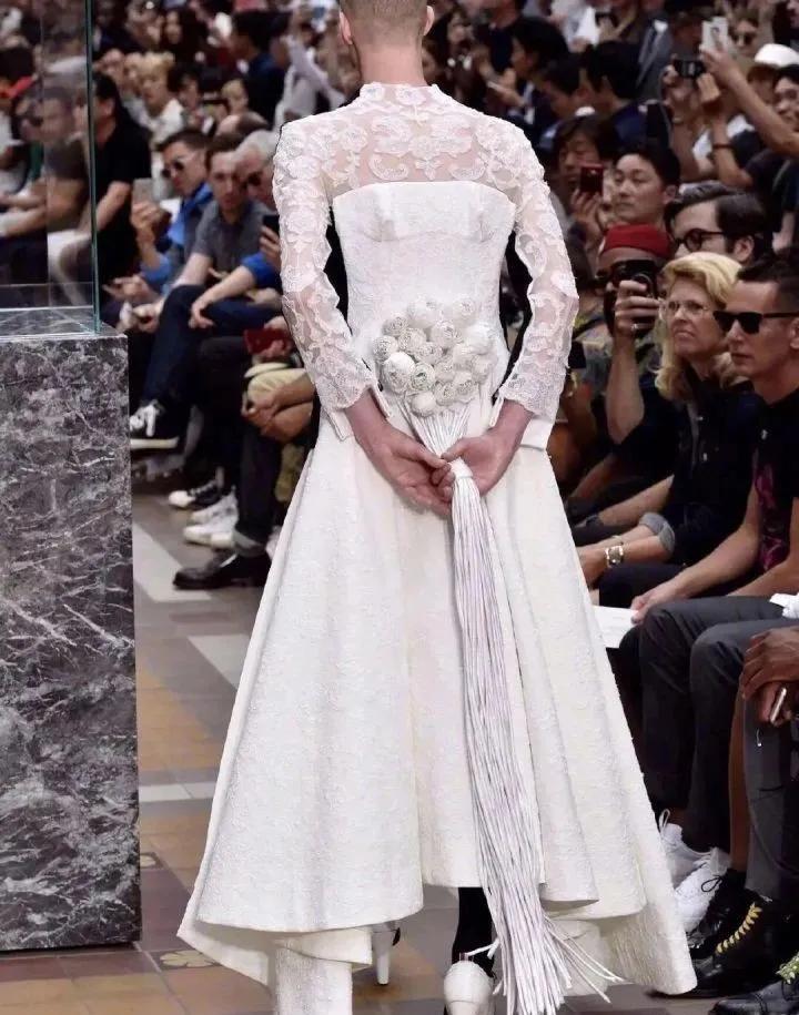 古驰推出售价1.49万元人民币一条的男士连衣裙，你得看看