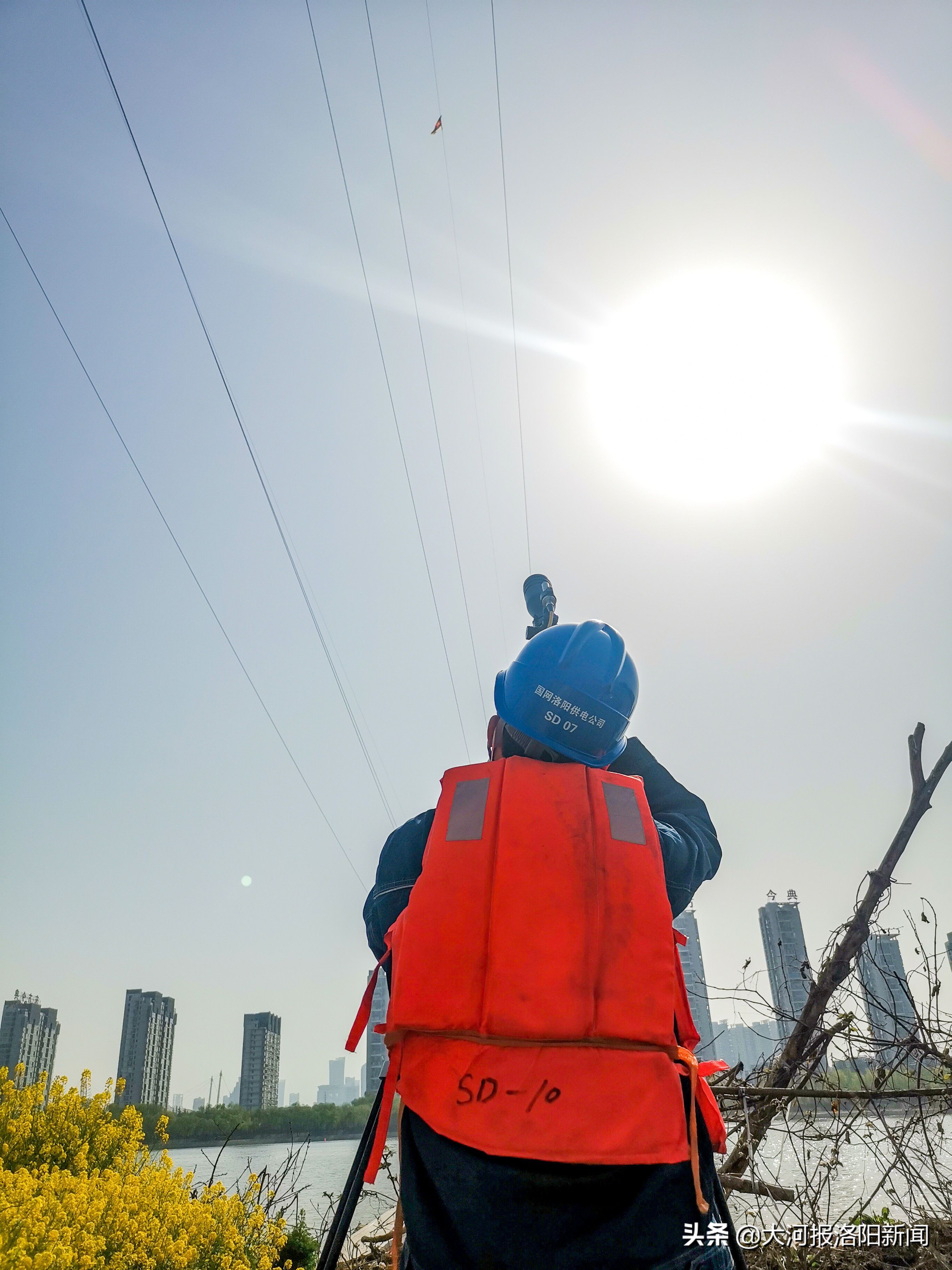 风筝缠上高压线引起事故,风筝缠绕高压线可以拽下来么