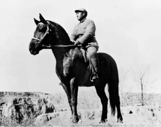 刘建期待小汽车接他上小学，等来脚蹬三轮车，*德朱**的做法让人敬佩