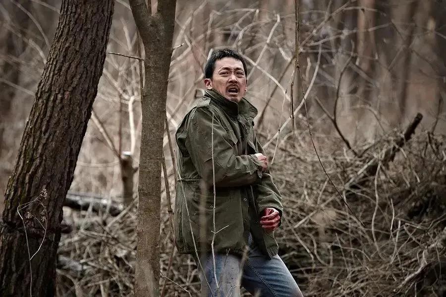 环顾四周身边只有自己一个人,环视四周