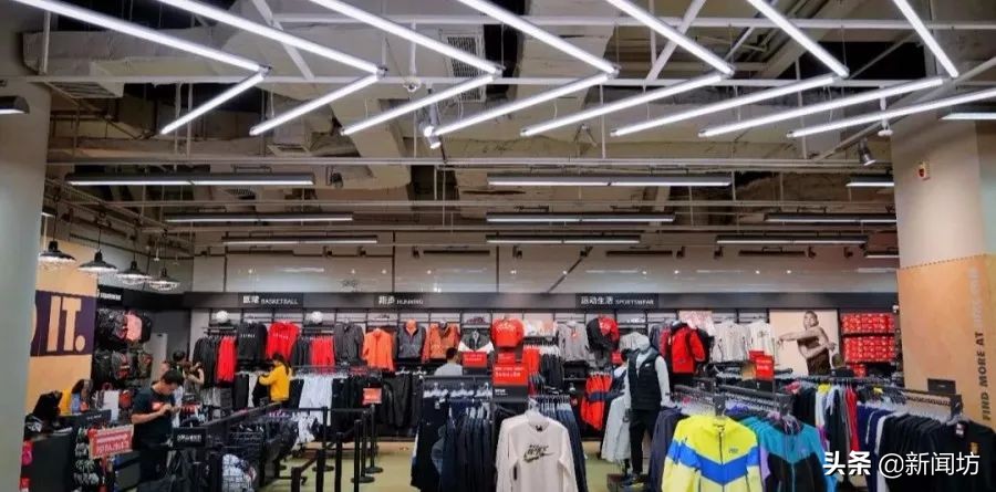 耐克阿迪的换季折扣店是不是正品,商场里卖的耐克折扣鞋是真的吗