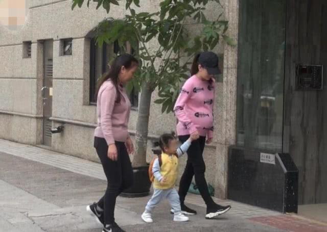 偶遇郭富城和方媛散步,天王嫂方媛光速瘦身