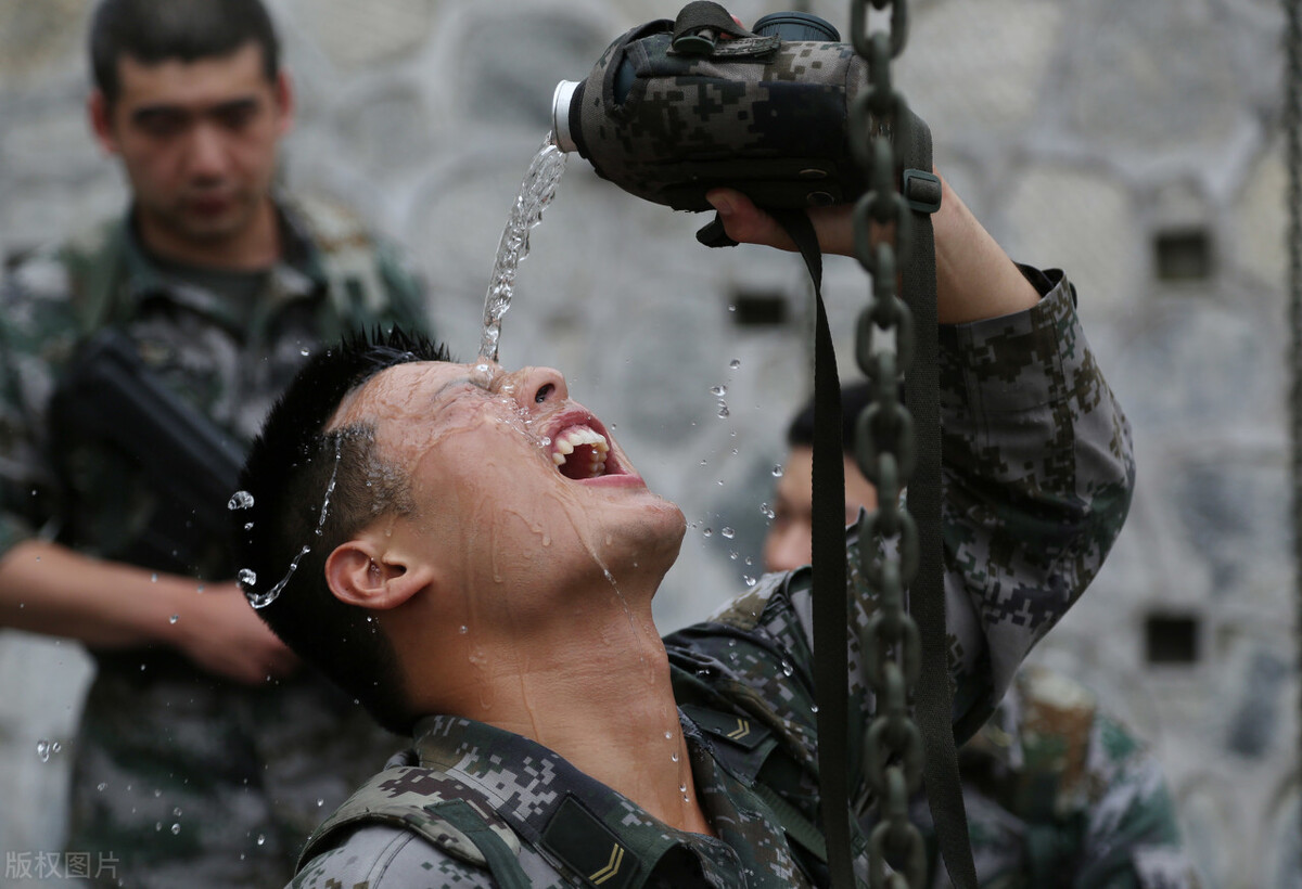 在部队留队容易吗需要什么条件,在部队转士官要什么条件