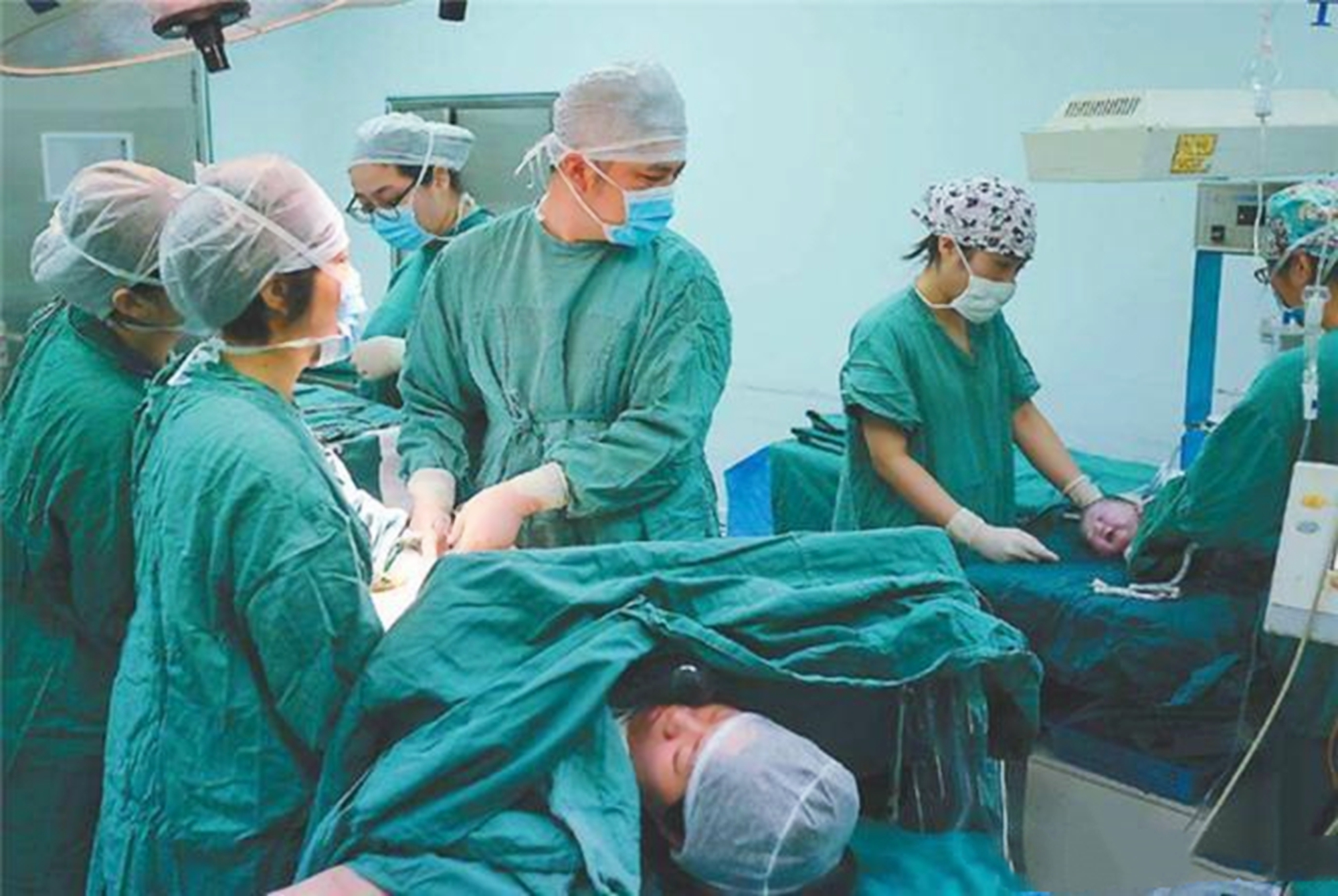 孕妇生产遇男医生不肯进产房,丈夫也担心会看到隐私,医生怎么说