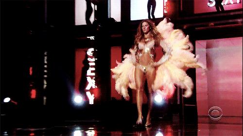 一双逆天长腿迷倒小李子,走1米花45万美金的名模,究竟啥来头