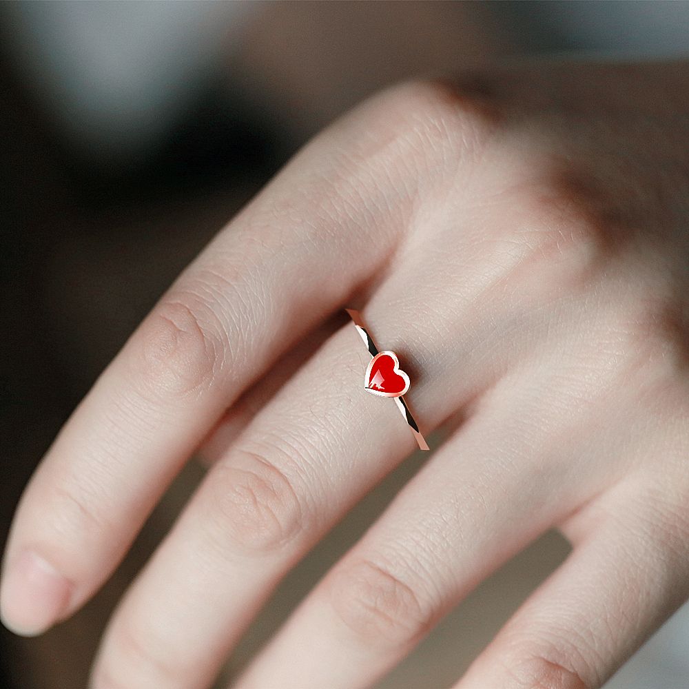 单身女生右手中指戴戒指什么意思,为什么单身女孩右手无名指戴戒指