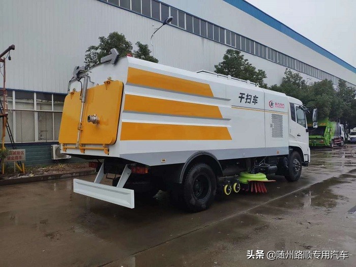 东风天锦扫路车,广东天锦干湿两用吸尘车操作视频