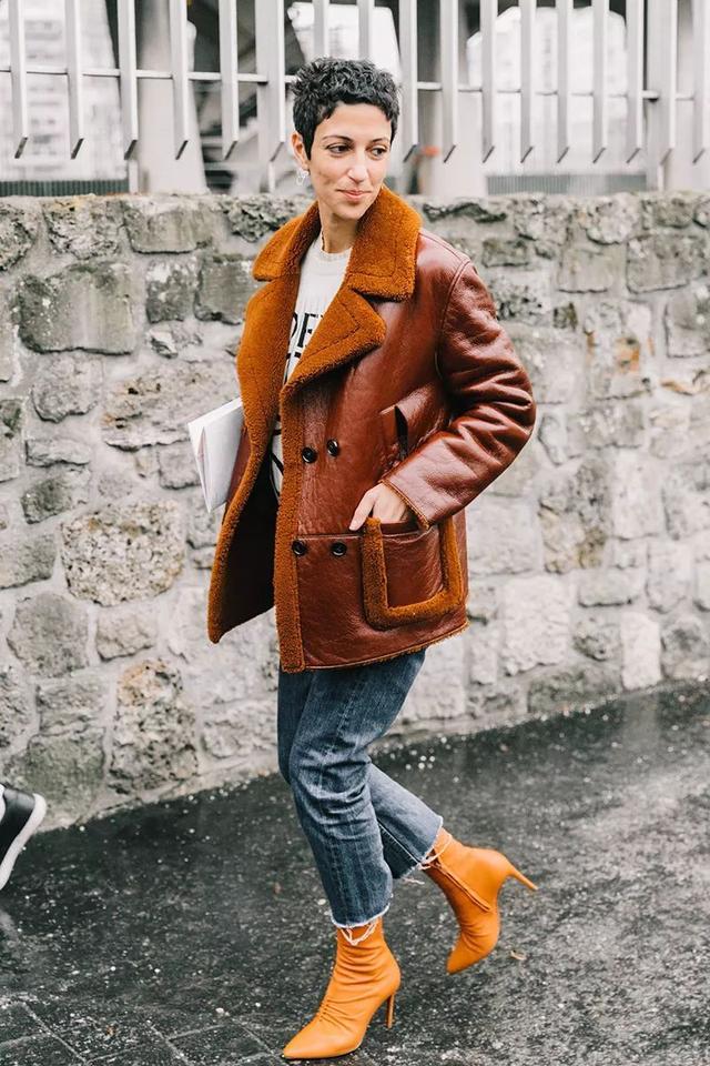 今年流行羊羔绒外套温暖又时髦,今年流行的羊羔外套