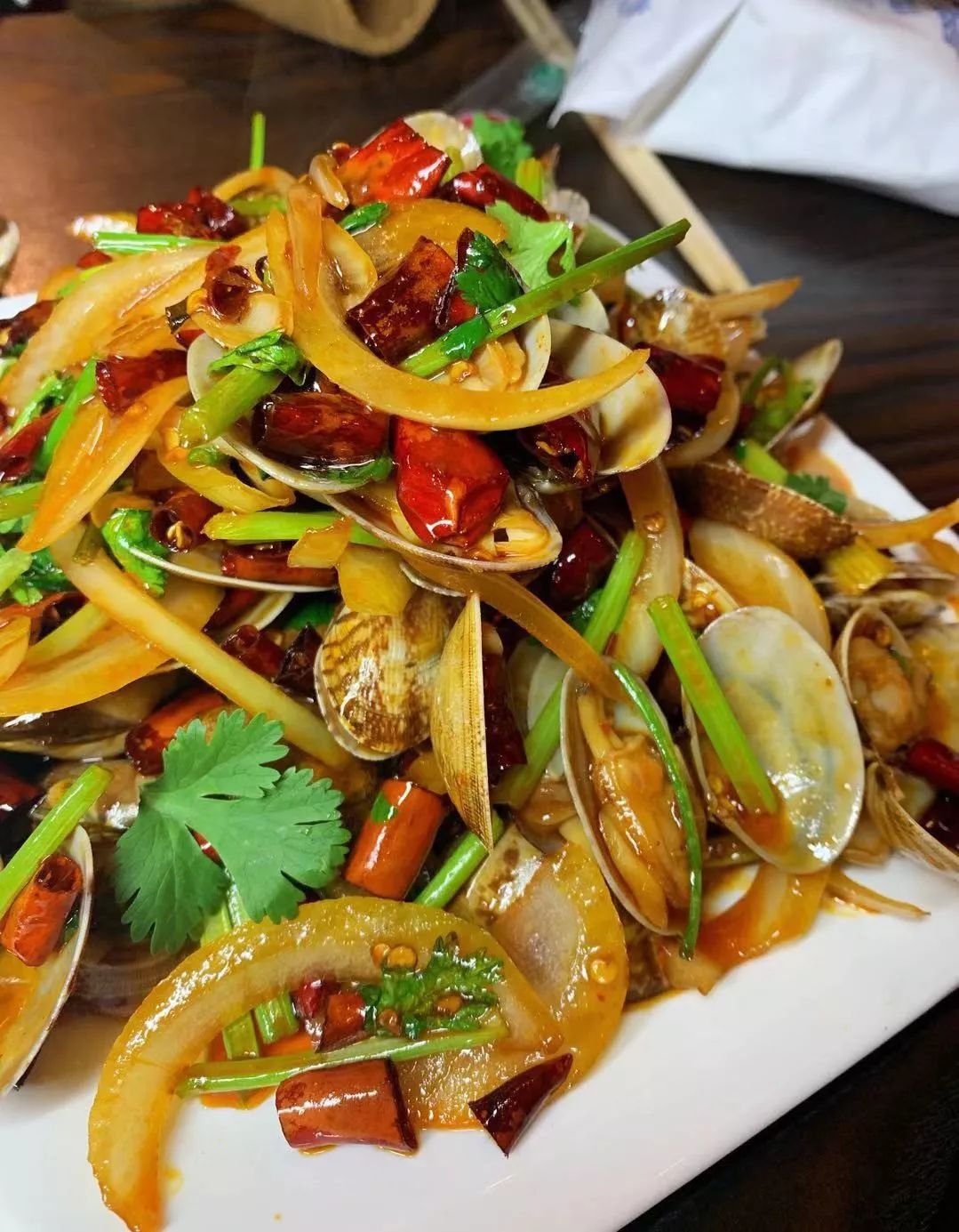 长春这家音乐串吧大块肉按斤称，崂山一元一瓶，青岛喝一箱送一箱