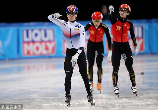 同样是冠军，韩国人撒尿发狂折磨人，日本鞠躬致谢捡垃圾