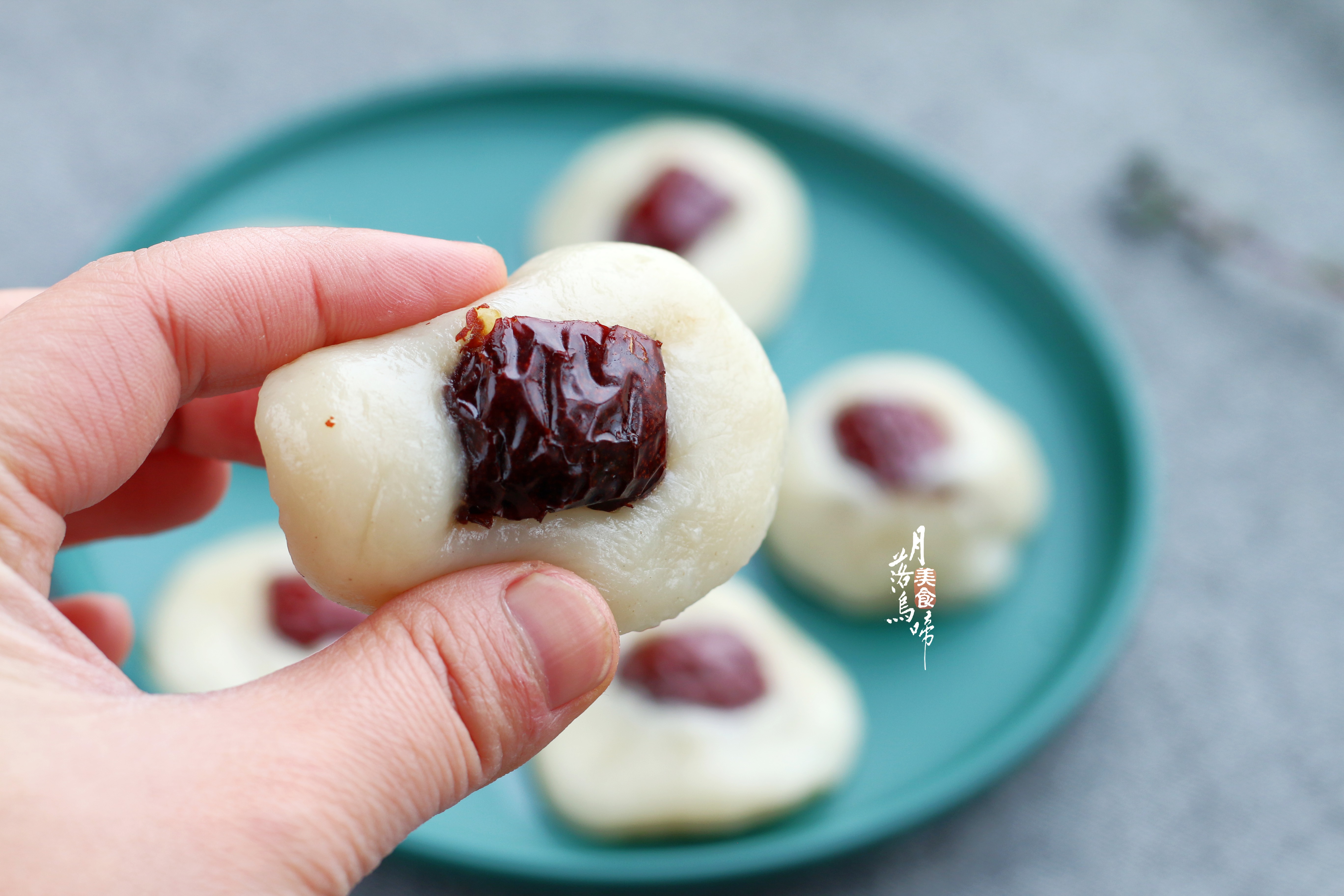 2颗红枣半碗粉，蒸出8个小甜点，软糯甜蜜真好吃，不加糖更健康