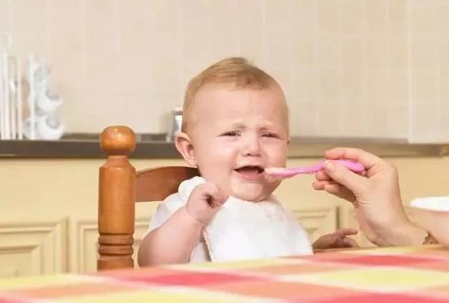 宝宝吃米粉可以用勺子喂吗,宝宝吃米粉吃到几个月可以不吃