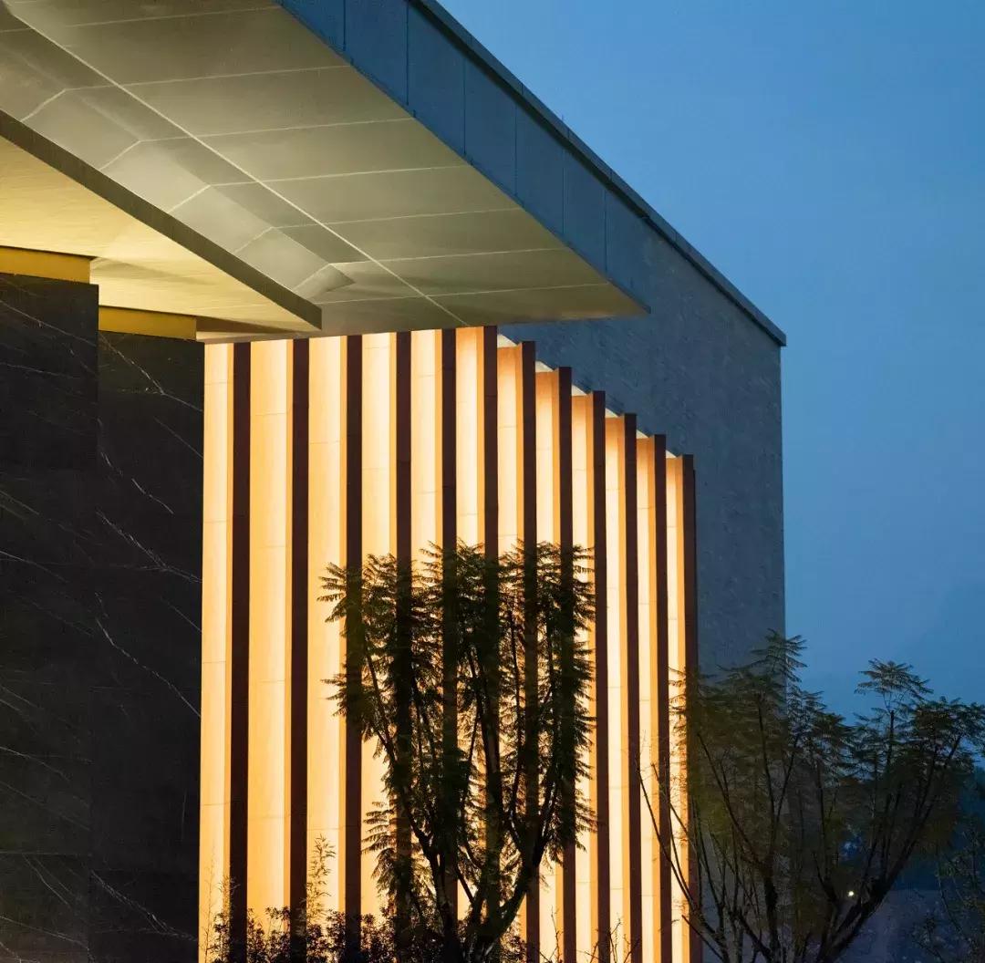 躺酒店床上看风景,躺在星级酒店房间床上看电视