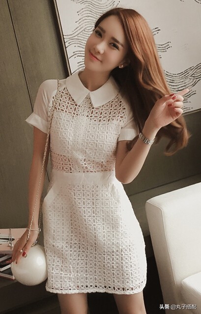 蓝色蕾丝镂空连衣裙怎么搭配,镂空蕾丝连衣裙清新妩媚两不误