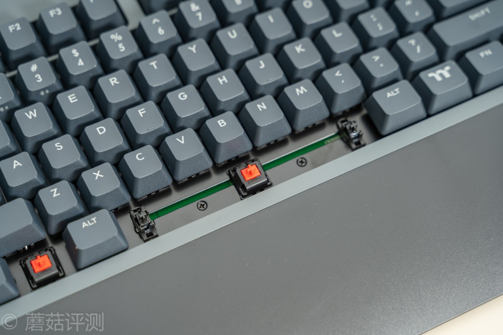 做工细腻手感超好,曜越g821多模电竞机械键盘