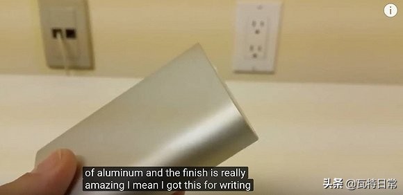 国外有人发明了一款新颖的充电宝,外国人第一次用中国充电宝