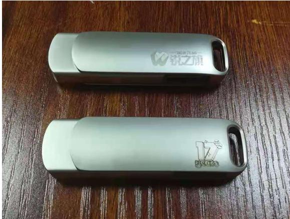 深圳光纤激光打标机打标金属铭牌,激光打标机金属制品雕刻