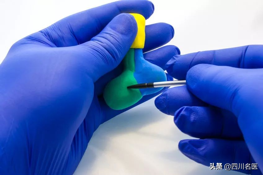 25岁男子胸部发育,25岁小伙胸部溢乳多年