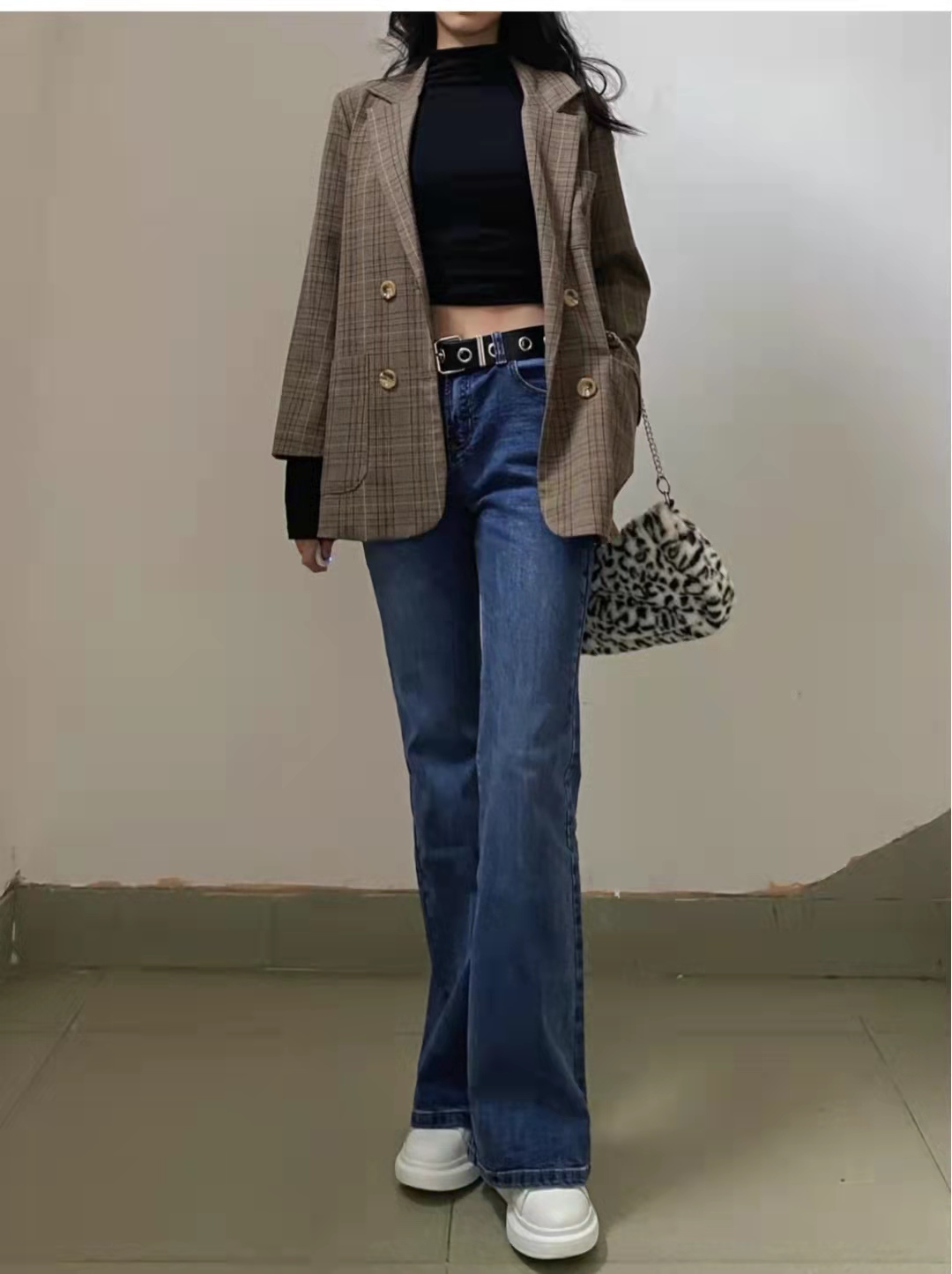 喇叭牛仔裤搭配卫衣好看吗,喇叭牛仔裤怎么搭配上衣和鞋