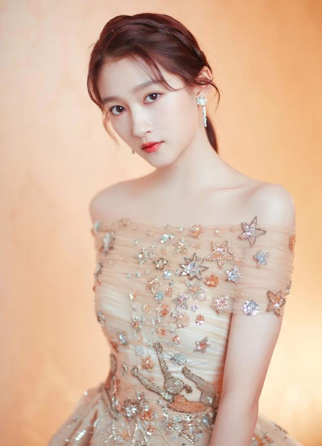 关晓彤啊，你到底是有多缺钱啊？