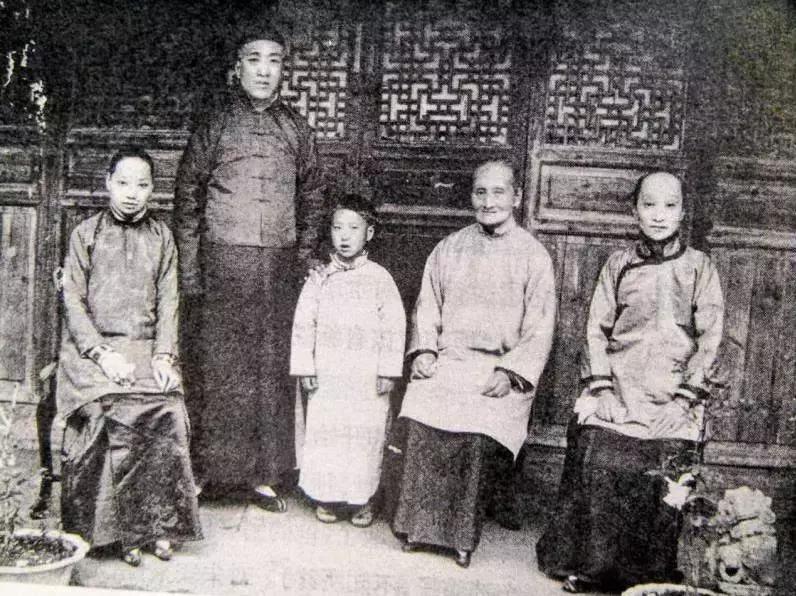 100多年前女生为什么要裹脚,100年前女人裹小脚的图