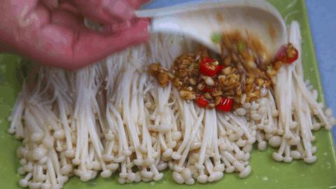 吃了金针菇就吐是为什么,吃了金针菇为什么拉不出来