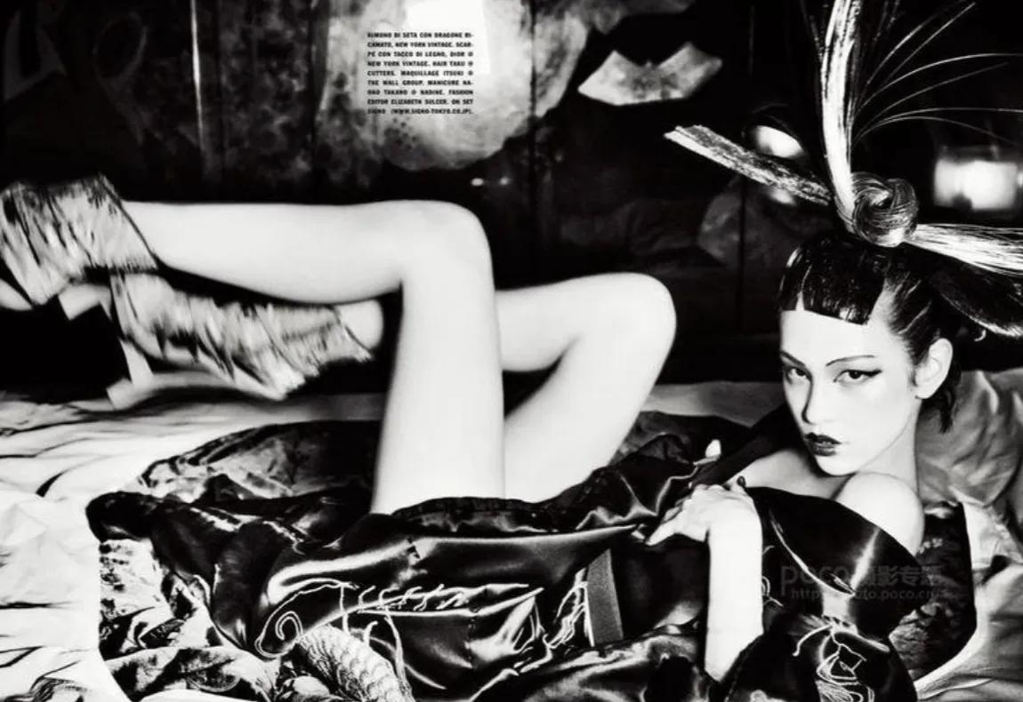 日本女星写真超大胆！穿金属*裤内**太狂野，全身仅靠几块薄布遮盖？