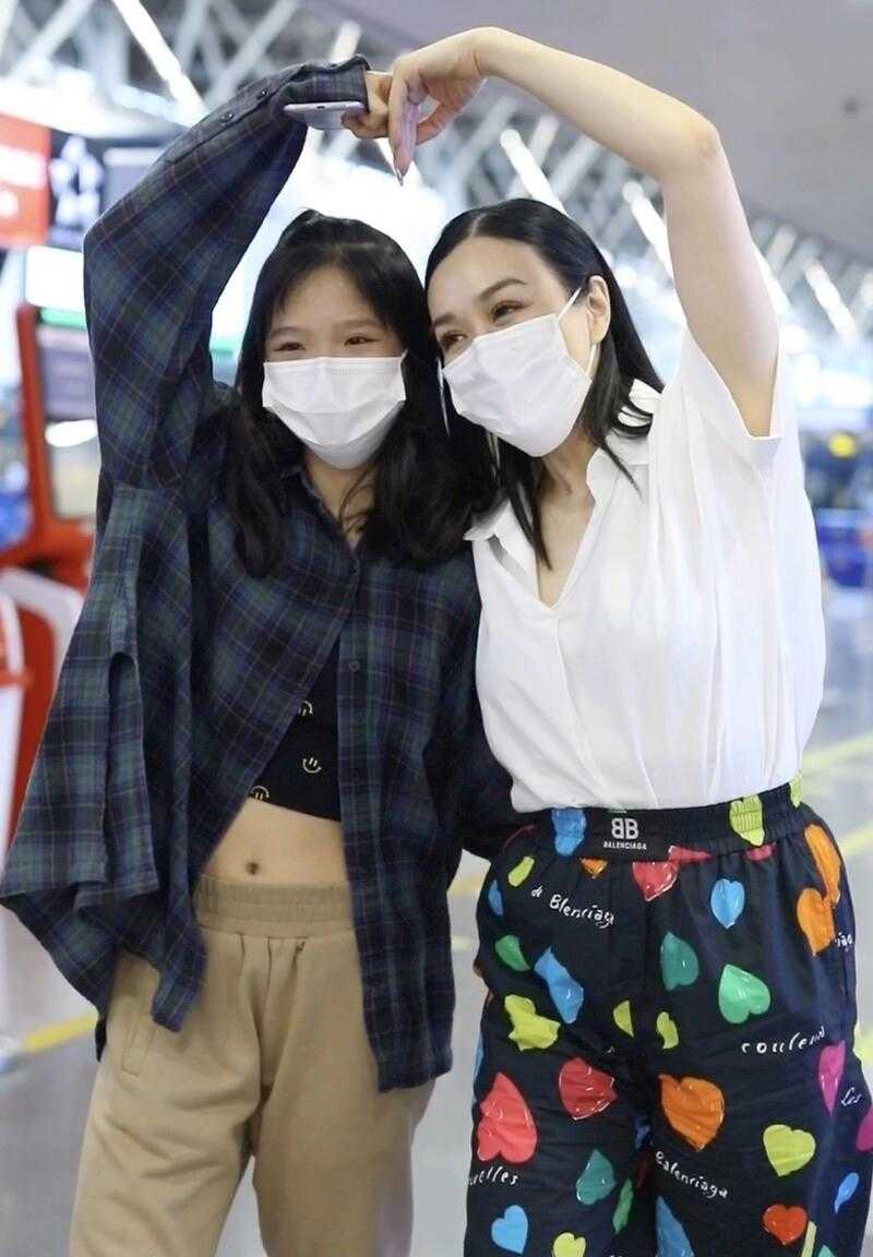 钟丽缇带两个女儿现身机场,钟丽缇14岁二女儿颜值逆袭