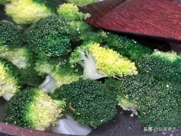干锅不放葱,干锅西兰花五花肉的做法