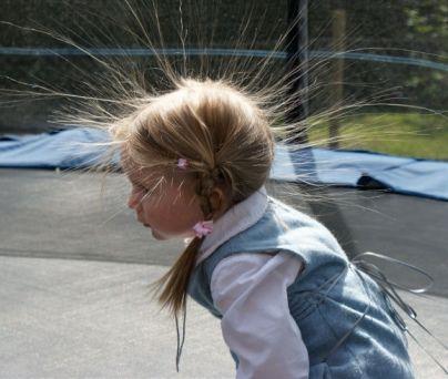 为什么秋冬天更容易出现静电,为什么冬天静电很厉害怎么避免