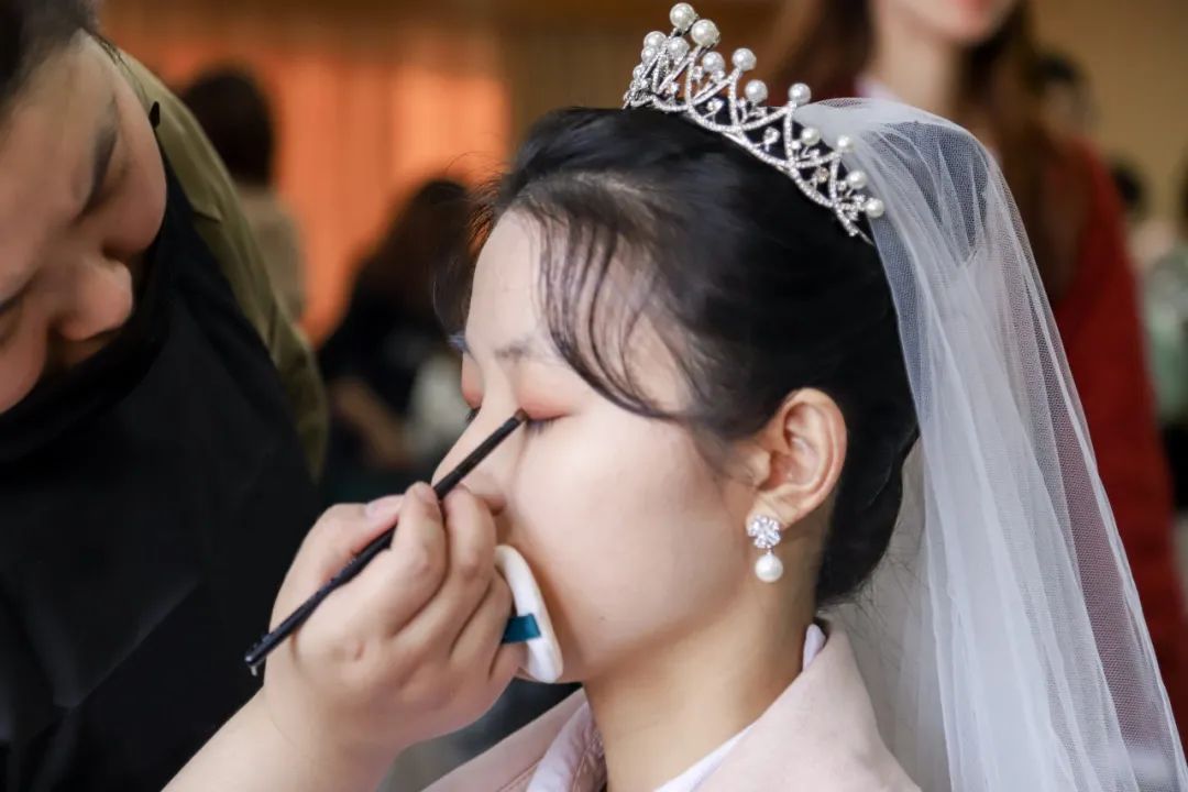 李兰娟致敬院士视频,致敬李兰娟院士的诗朗诵