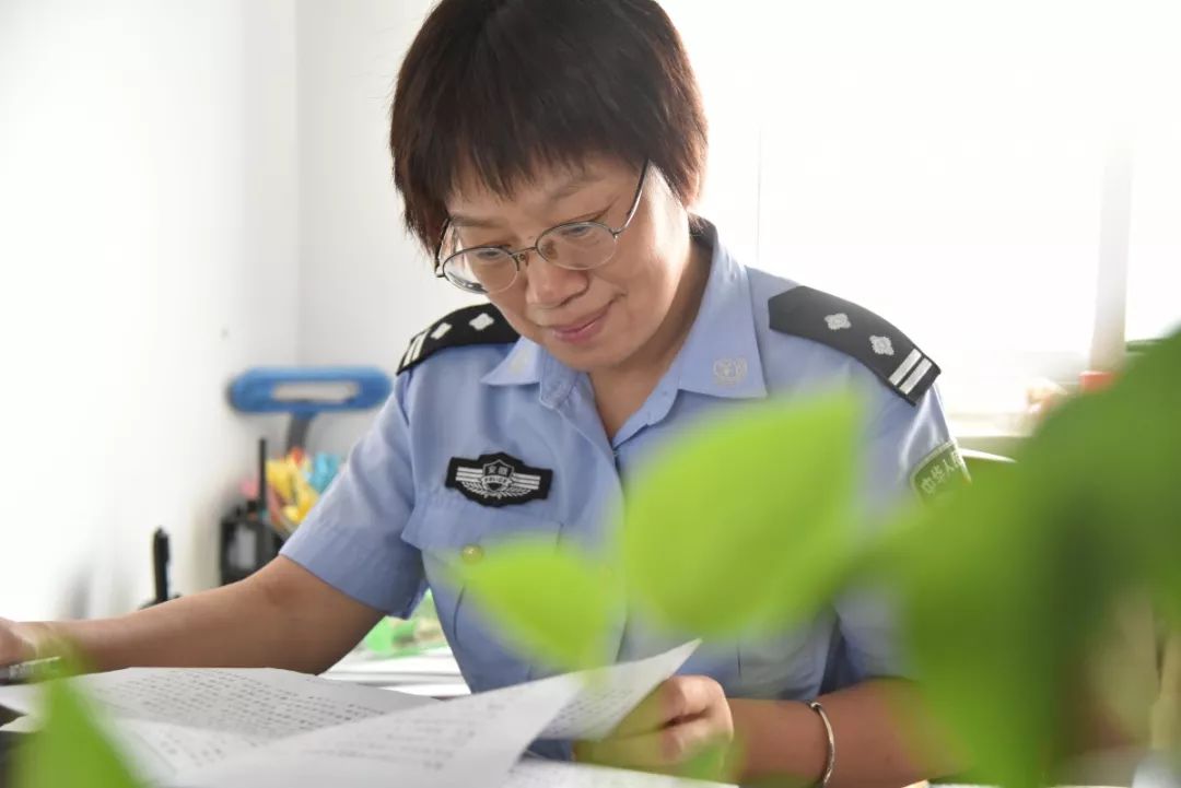 她在办公桌上放倒计时牌，只因不忍离别