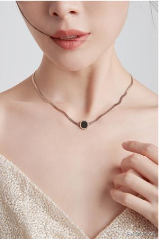 精致又有存在感的项链,有一款简单有品位的项链